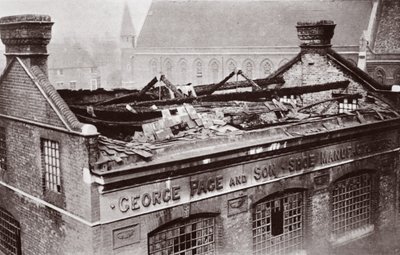 Het resultaat van een bombardement op Londen, 1915 door English Photographer